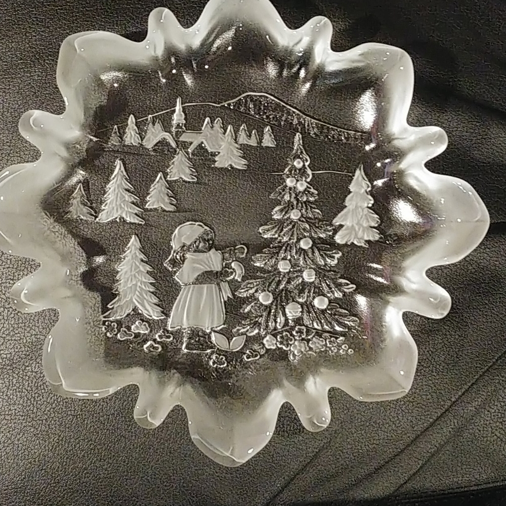 Mikasa Christmas story bon bon plate